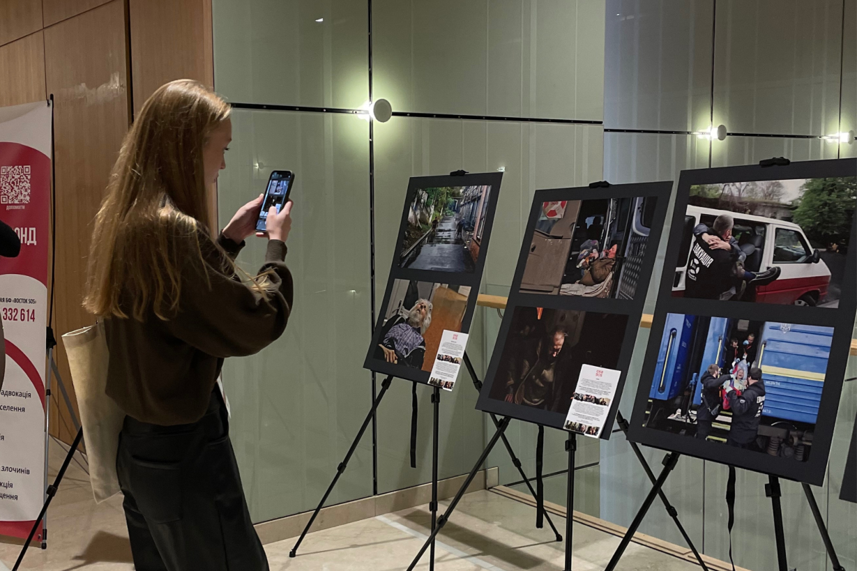 Презентували фотовиставку «Хроніки евакуації» для 600 учасників і учасниць Donbas Media Forum! | БФ «Схід SOS», картинка №10