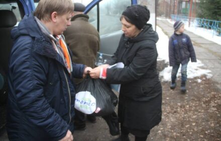 Роздана гуманитарная помощь в смт. Нижнее Попаснянского района