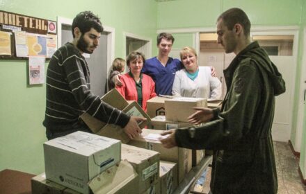 Волонтеры передали помощь Светлодарской больнице