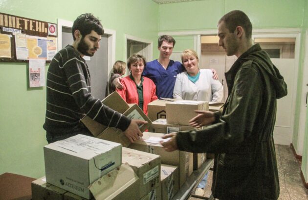 Волонтеры передали помощь Светлодарской больнице