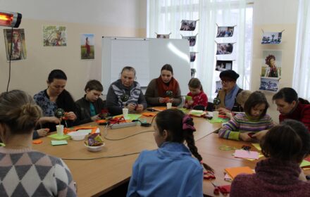 В северодонецком офисе Восток-СОС делали семейные украшения своими руками