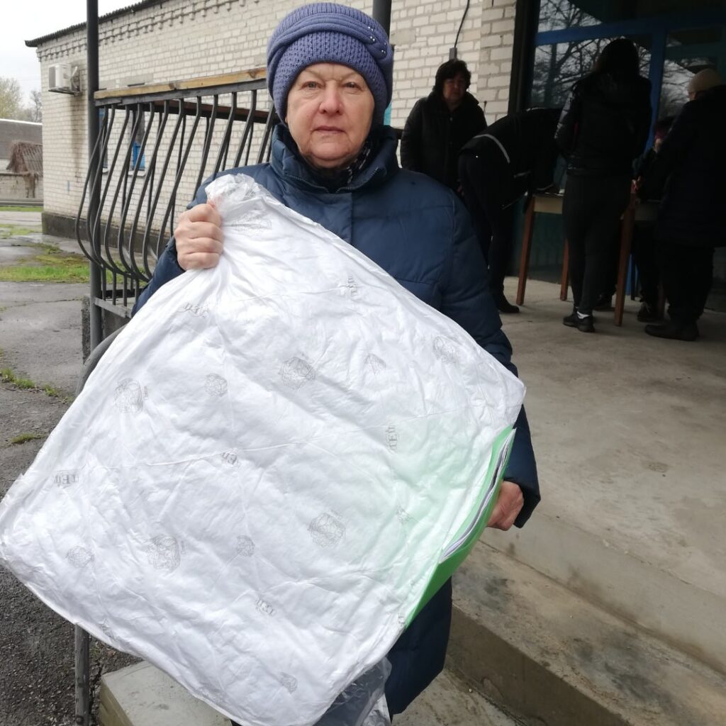 The Vostok SOS Charitable Foundation donated blankets to a hospital in the Kherson region. | CF «East SOS», картинка №3