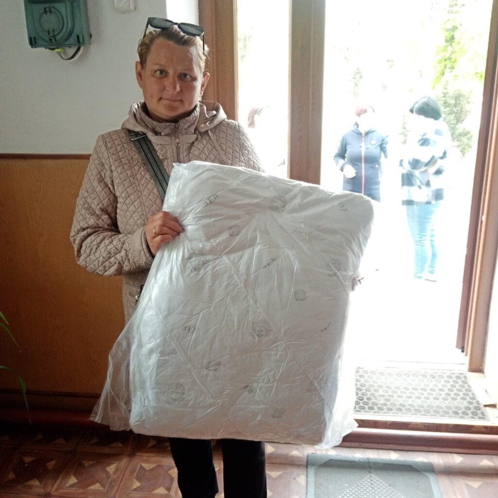 The Vostok SOS Charitable Foundation donated blankets to a hospital in the Kherson region. | CF «East SOS», картинка №5