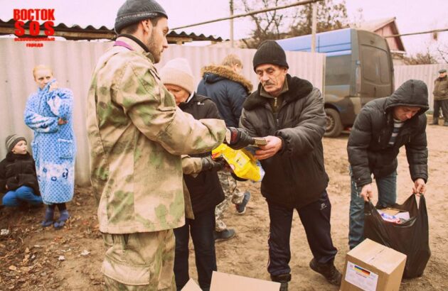 Гуманитарная помощь в Станице Луганской (улица Островского)