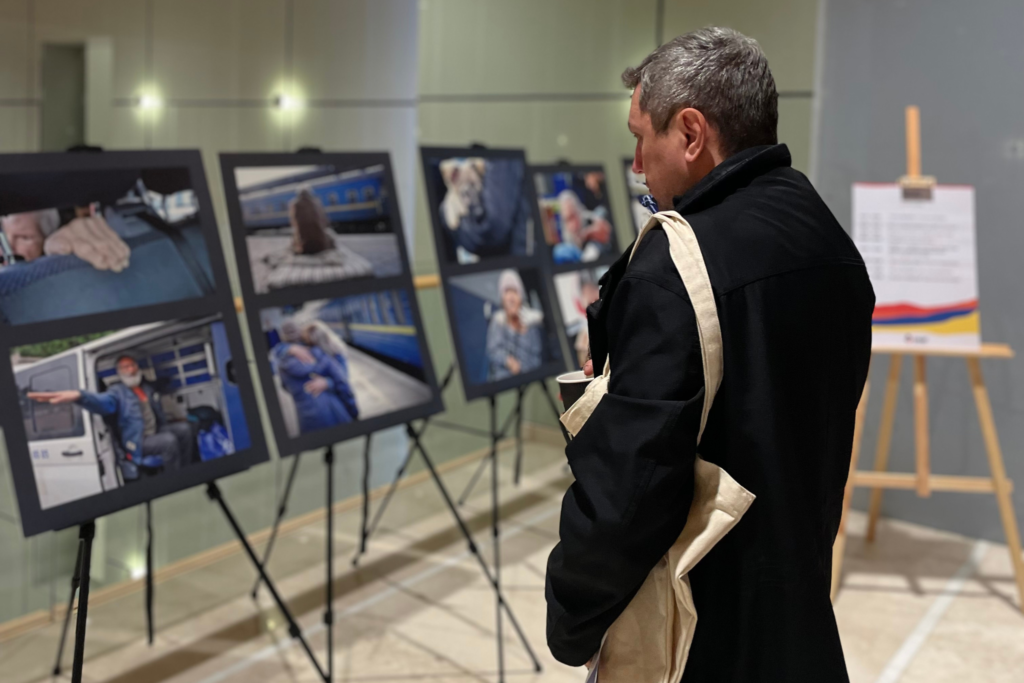 Презентували фотовиставку «Хроніки евакуації» для 600 учасників і учасниць Donbas Media Forum! | БФ «Схід SOS», картинка №6