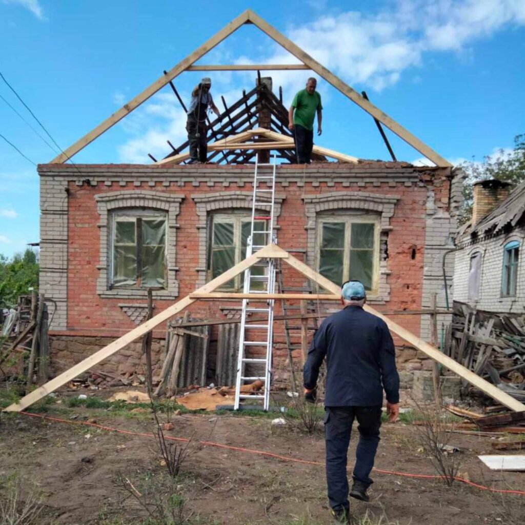 Команда БФ «Схід SOS» за тиждень після ворожого обстрілу відремонтувала будинок у Дружківці | БФ «Схід SOS», картинка №1