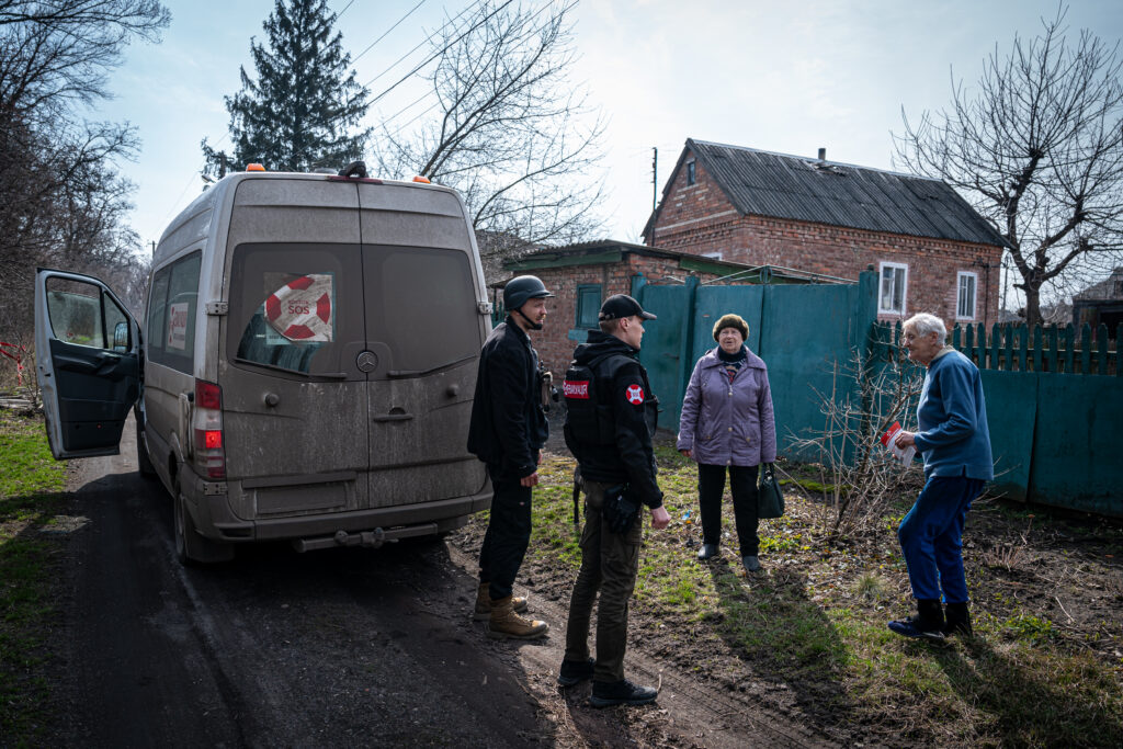 We evacuated Mrs Raisa from Pleshchiivka in the Donetsk region | CF «East SOS», картинка №3