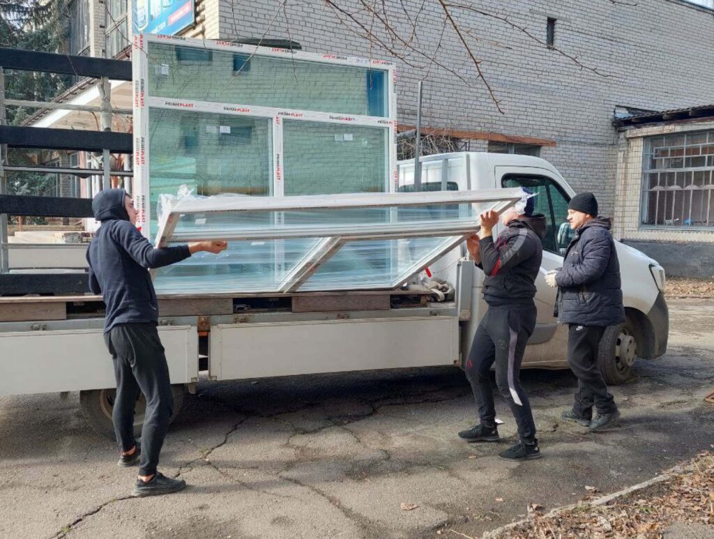 “East SOS” replaced the windows at the West Donbas Vocational Lyceum in Pavlograd | CF «East SOS», картинка №1