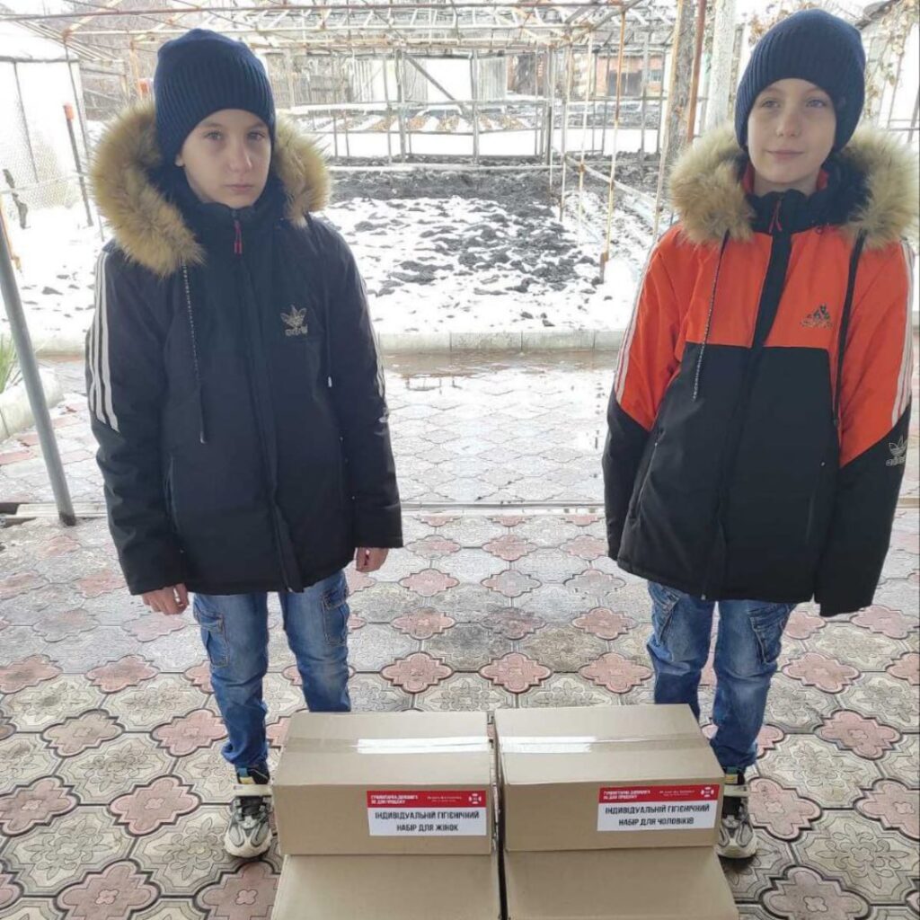 Vostok SOS provides young residents of the Donetsk region with thermal clothing and food packages | CF «East SOS», картинка №5