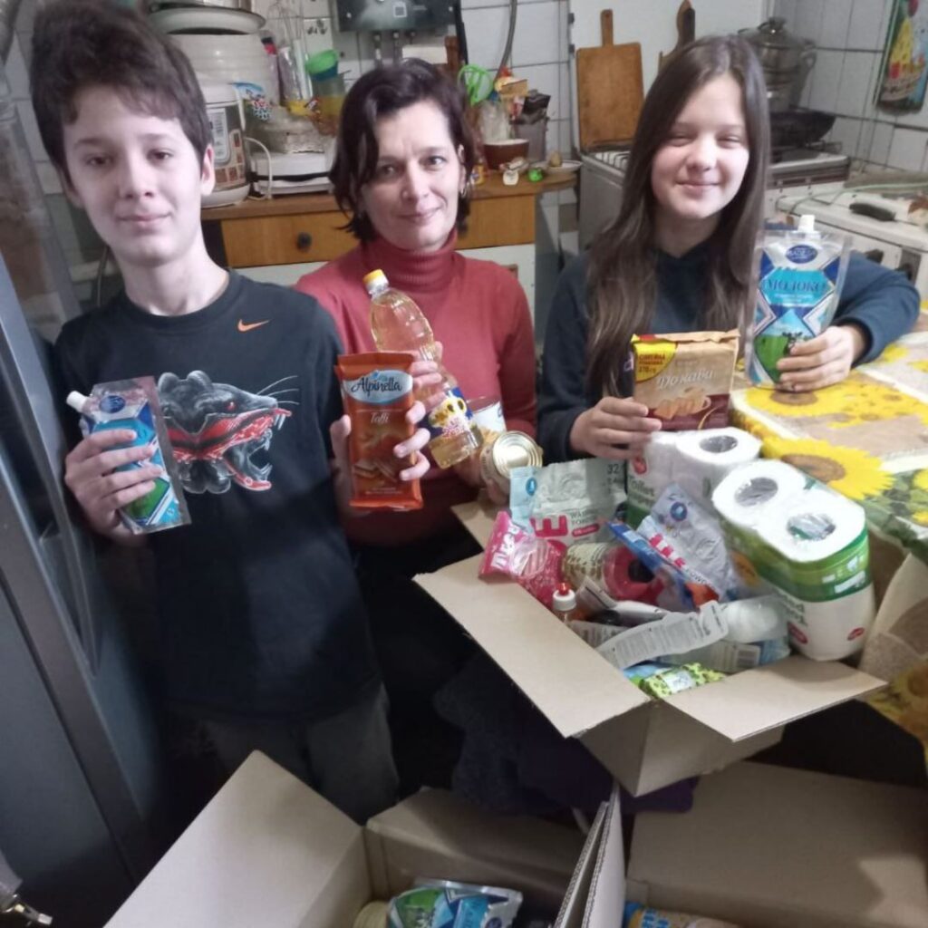 Vostok SOS provides young residents of the Donetsk region with thermal clothing and food packages | CF «East SOS», картинка №6