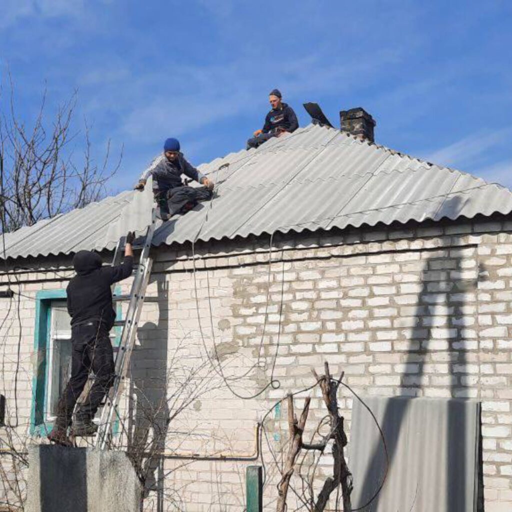 Відновлення на Донеччині: БФ «Схід SOS» провів ремонт у 65 будинках, пошкоджених внаслідок обстрілів рф | БФ «Схід SOS», картинка №1