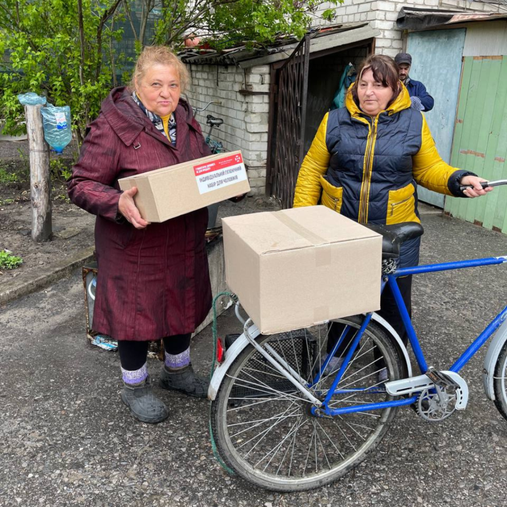 Vostok SOS delivered heaters, firewood, hygiene products, and bedding sets to the residents of Lyman | CF «East SOS», картинка №5