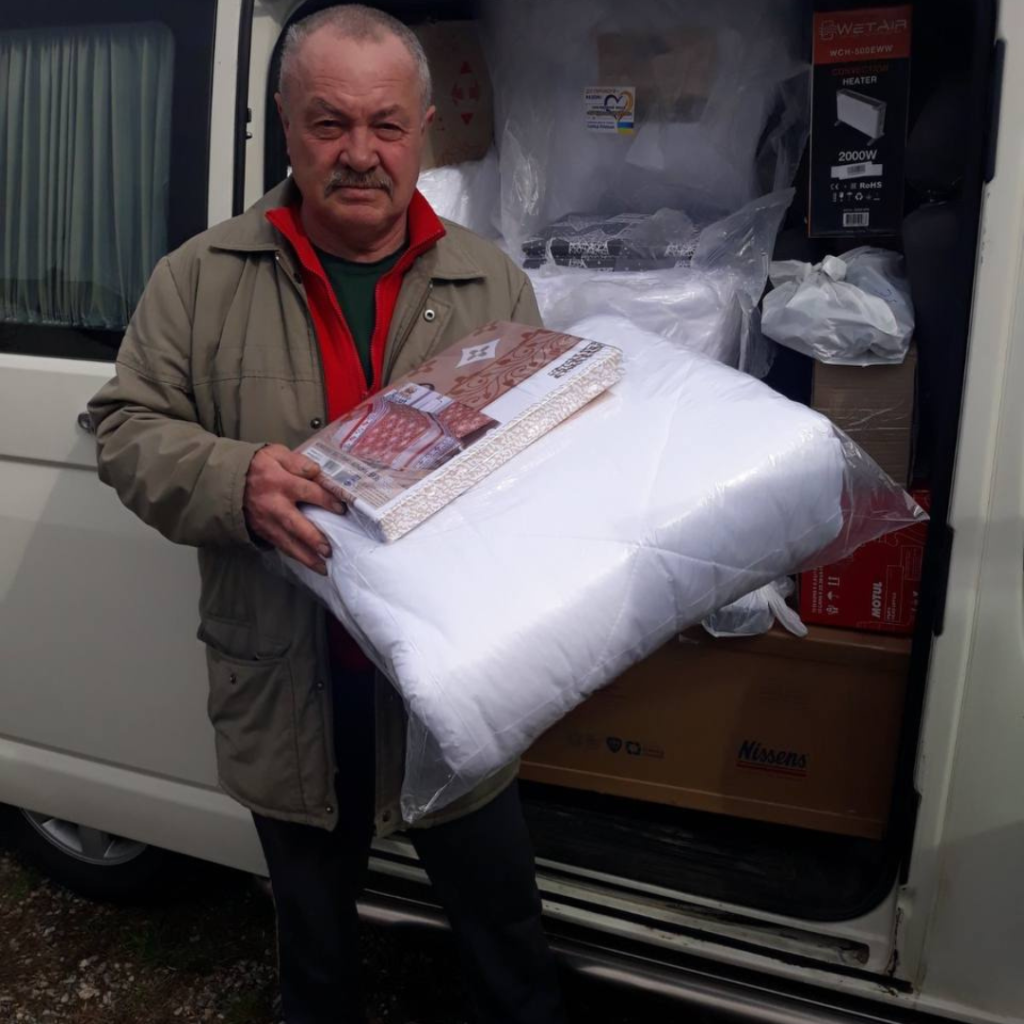 Vostok SOS delivered heaters, firewood, hygiene products, and bedding sets to the residents of Lyman | CF «East SOS», картинка №4