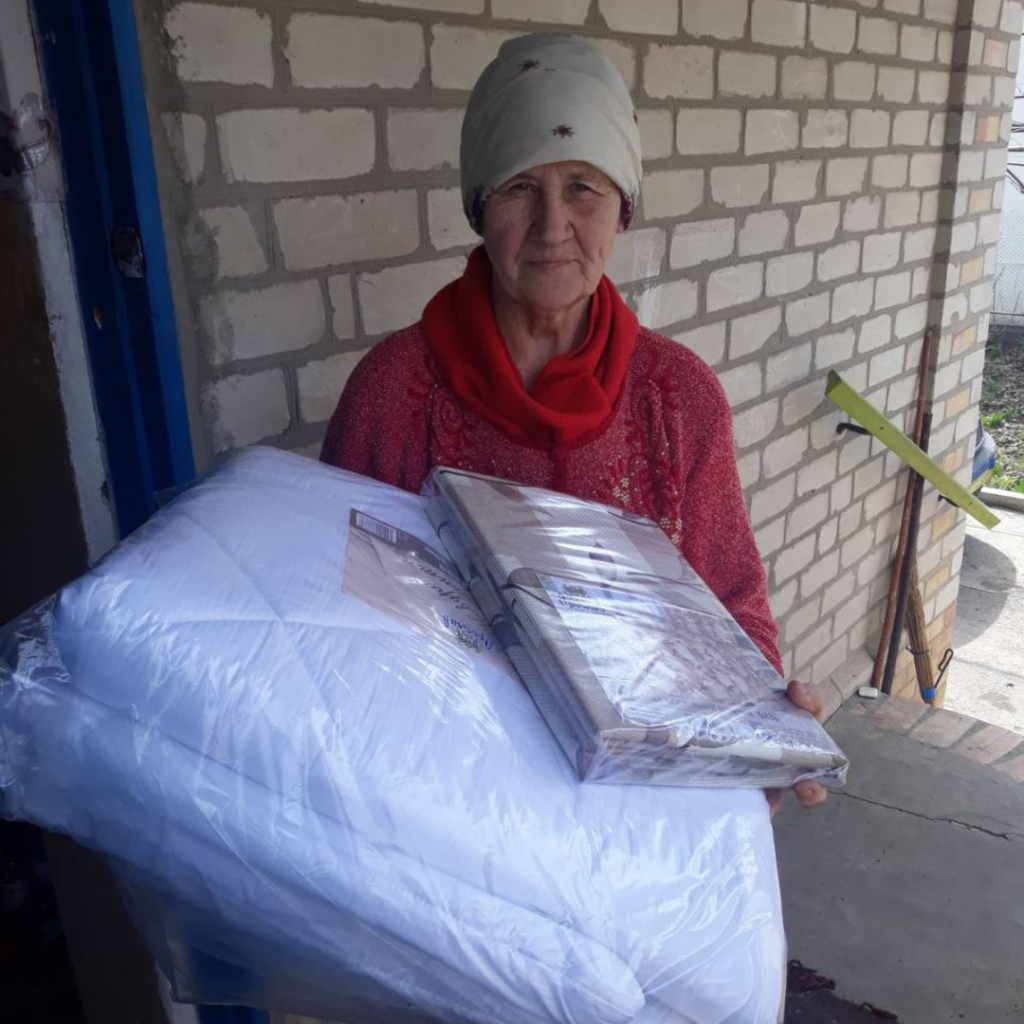 Vostok SOS delivered heaters, firewood, hygiene products, and bedding sets to the residents of Lyman | CF «East SOS», картинка №3