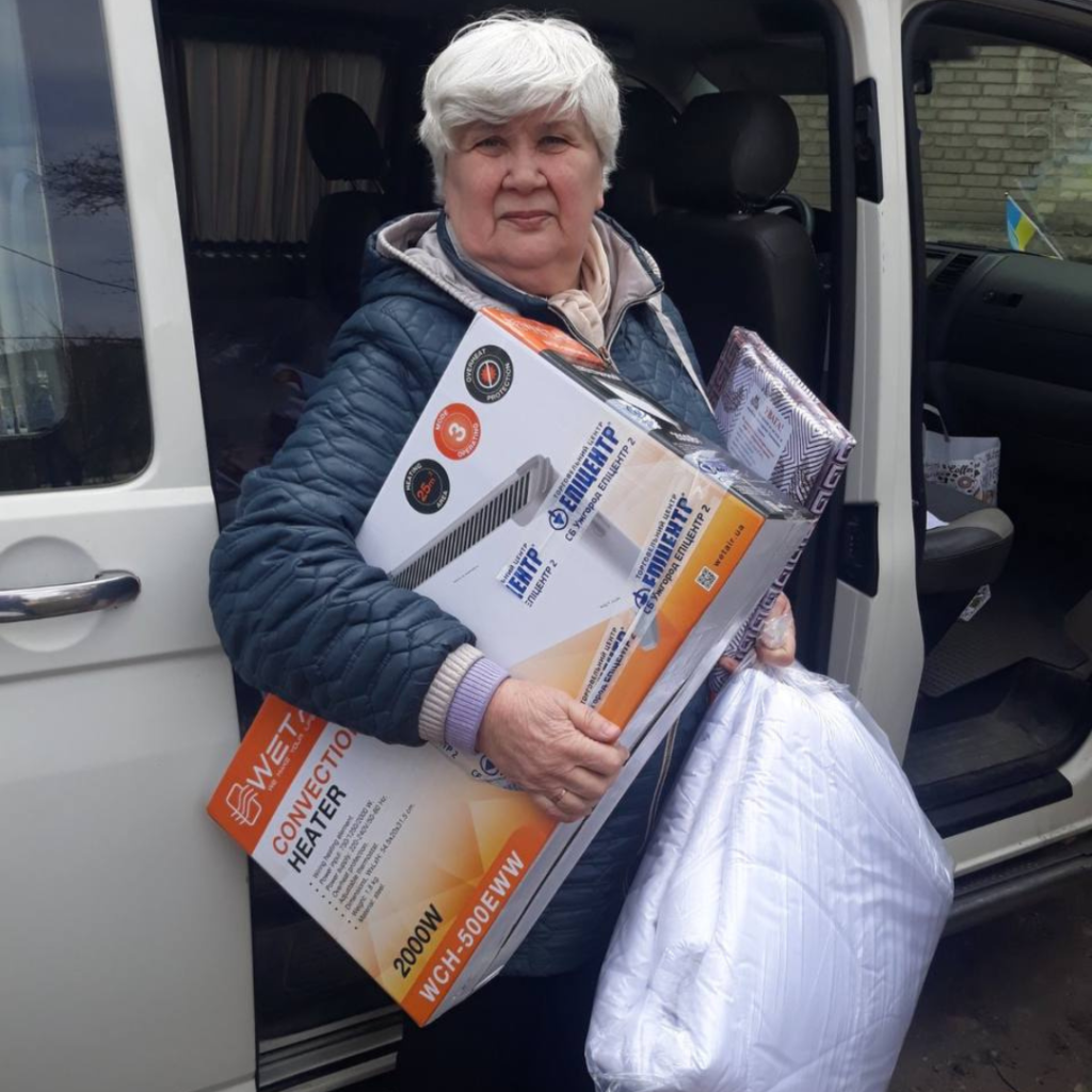 Vostok SOS delivered heaters, firewood, hygiene products, and bedding sets to the residents of Lyman | CF «East SOS», картинка №2