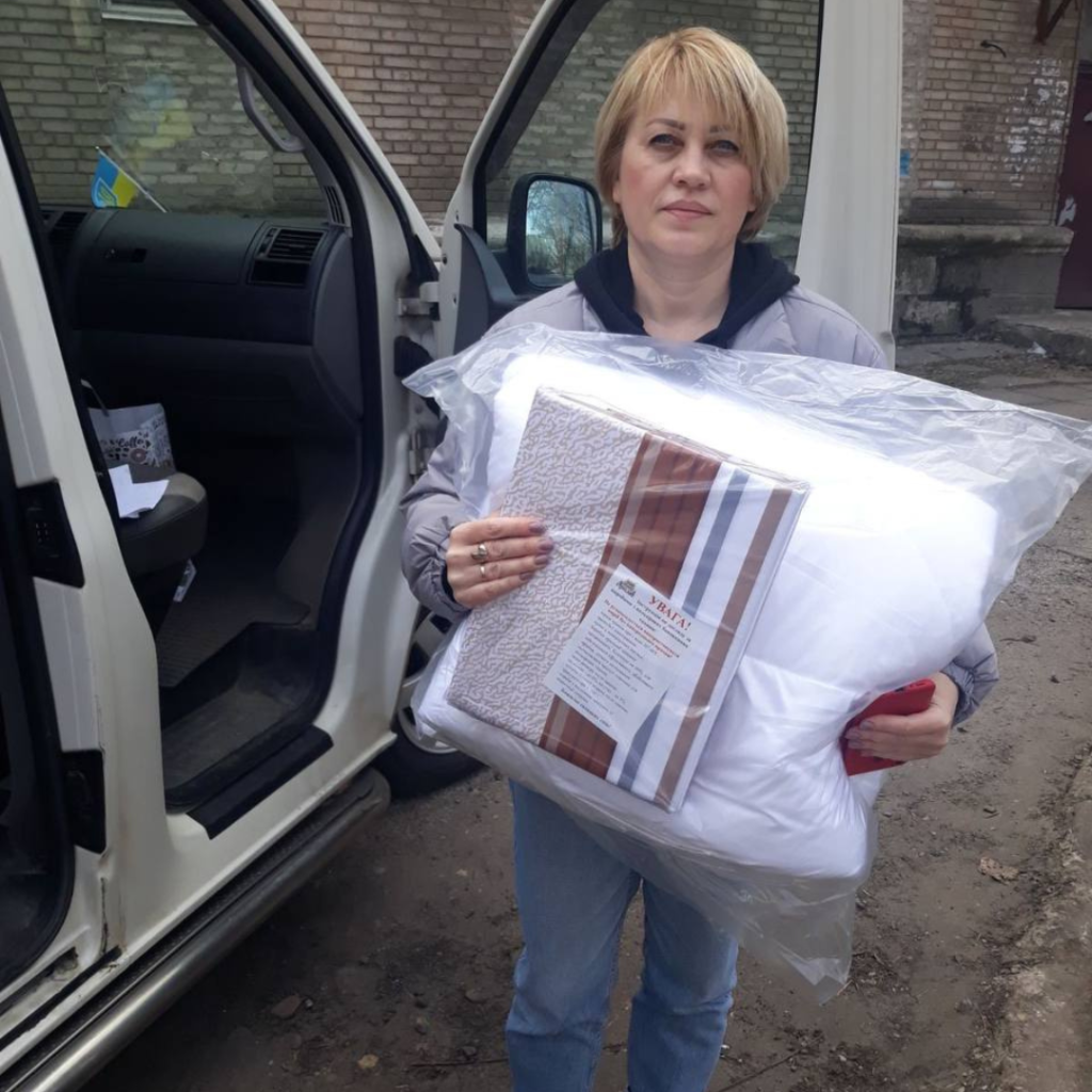 Vostok SOS delivered heaters, firewood, hygiene products, and bedding sets to the residents of Lyman | CF «East SOS», картинка №1