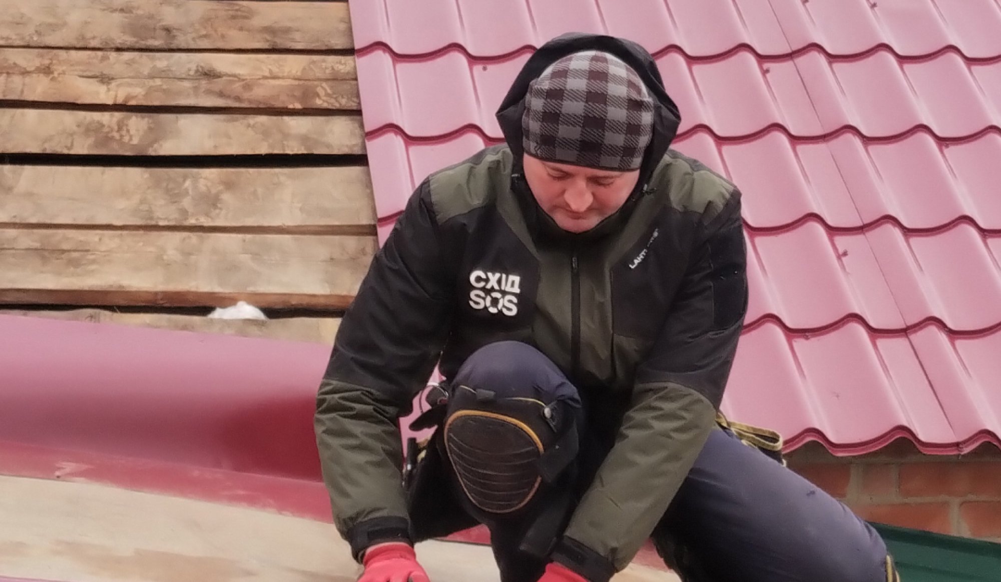 Майстер з ремонту БФ «Схід SOS»: «Я впевнений, що до людей повертається надія на краще з кожним заміненим вікном, полагодженим дахом чи дверима» | БФ «Схід SOS», картинка №1