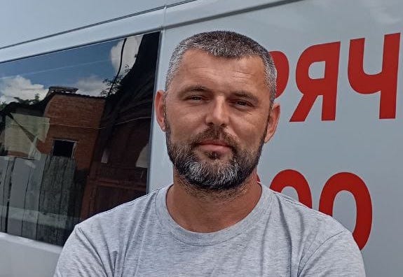 Бригадир напряму відбудови БФ «Схід SOS»: «Наша команда не просто відновлює оселі – ми допомагаємо віднайти віру в майбутнє». 