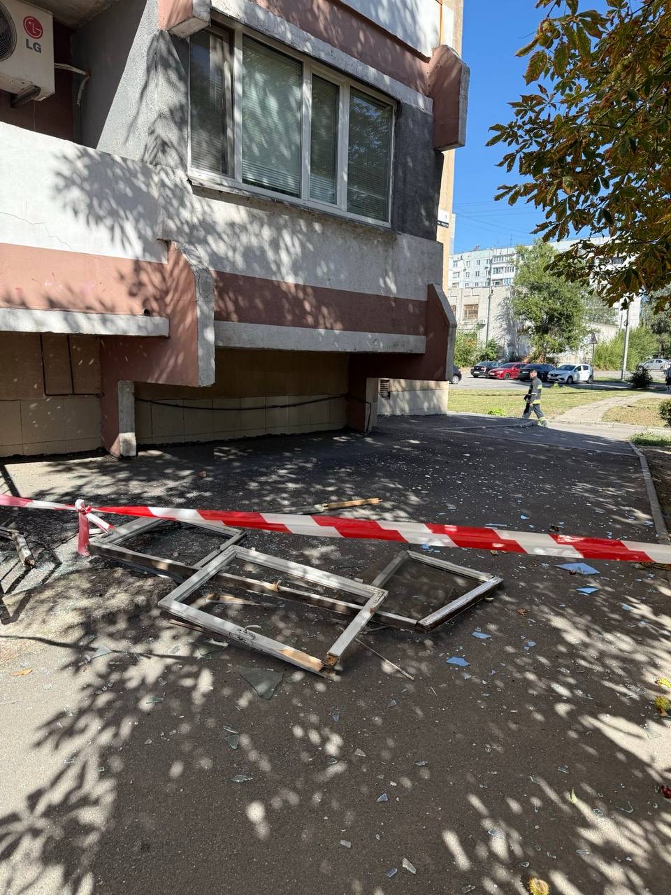 Команди Благодійного фонду «Схід SOS» підтримали жителів Запоріжжя та Чугуєва, чиї будинки постраждали від чергових російських атак | БФ «Схід SOS», картинка №4
