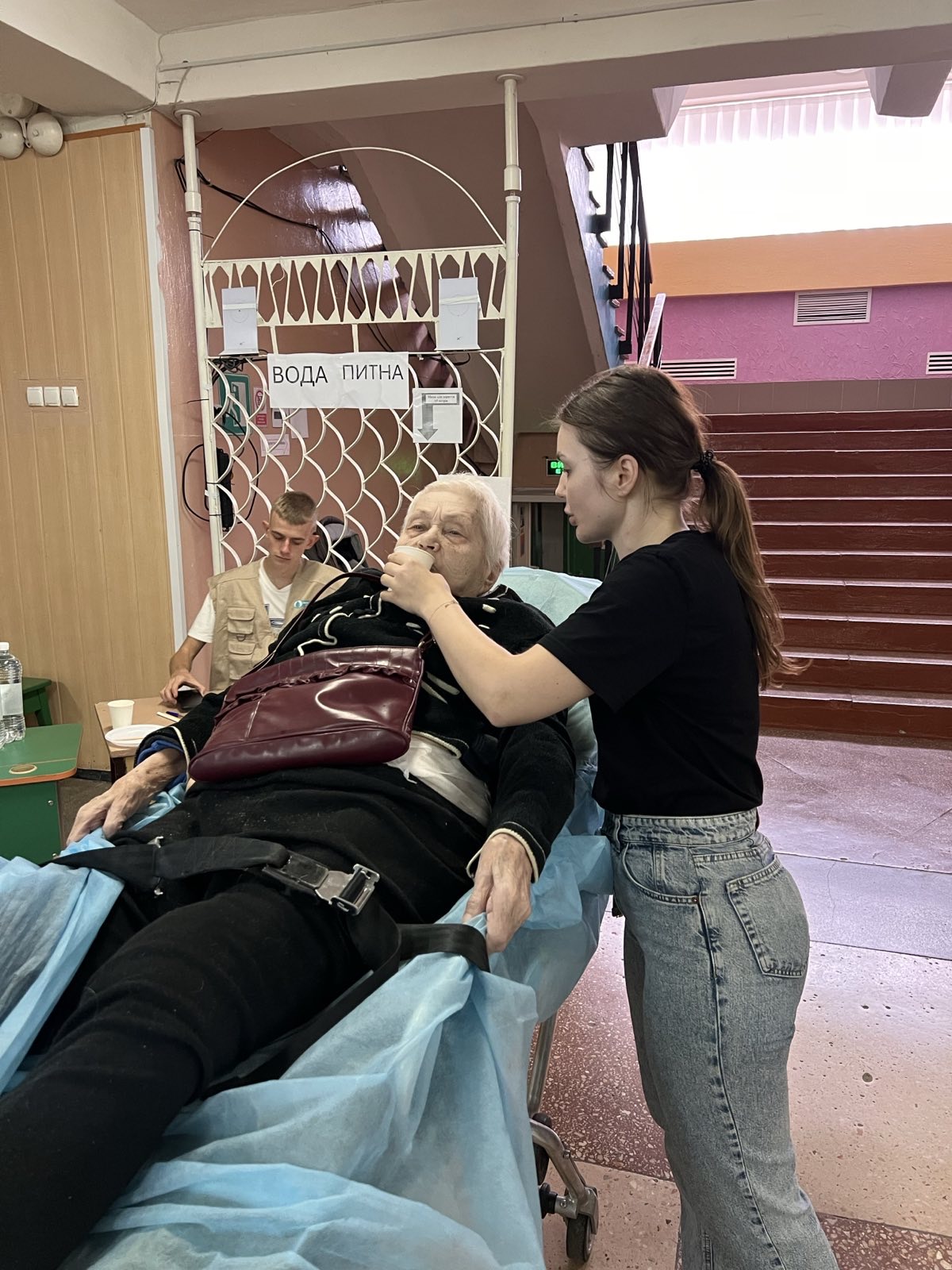 Команда БФ «Схід SOS» зустрічає евакуйованих із Донеччини в Лозовій | БФ «Схід SOS», картинка №9
