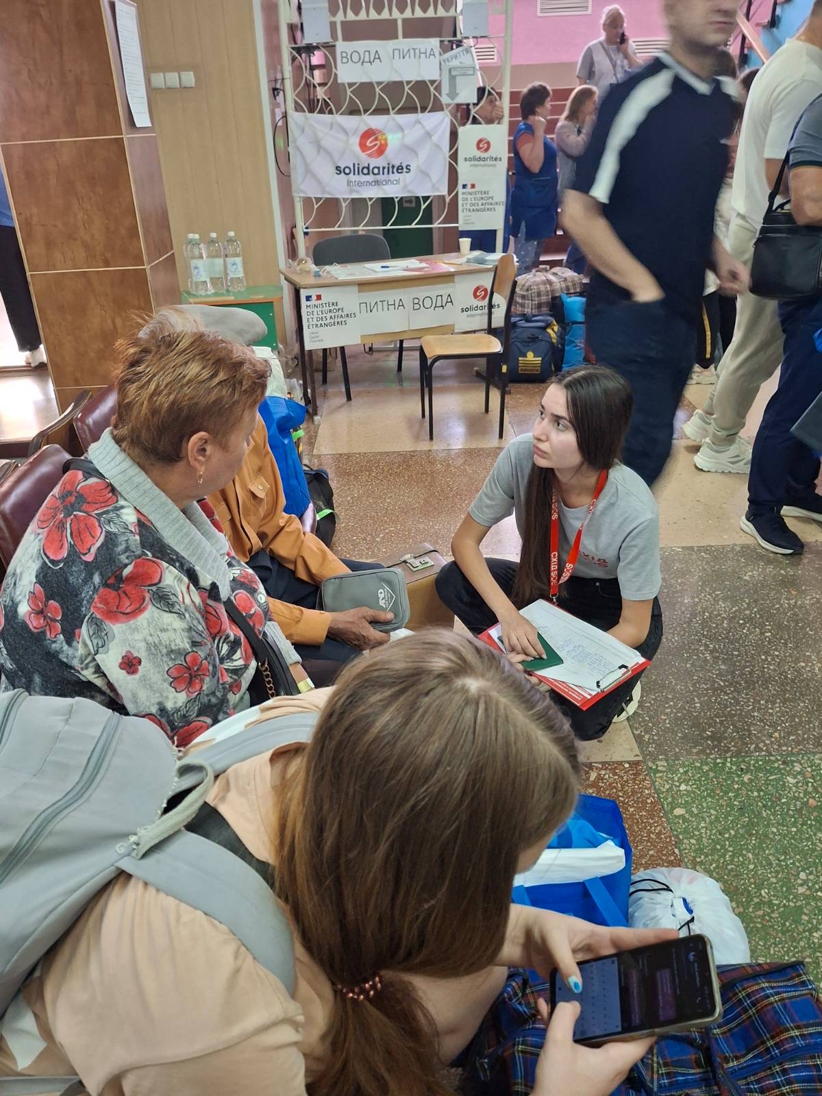 Команда БФ «Схід SOS» зустрічає евакуйованих із Донеччини в Лозовій | БФ «Схід SOS», картинка №6