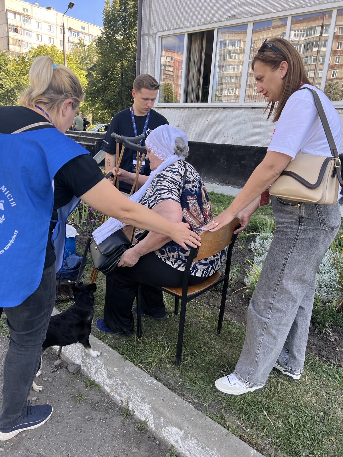 Команда БФ «Схід SOS» зустрічає евакуйованих із Донеччини в Лозовій | БФ «Схід SOS», картинка №2