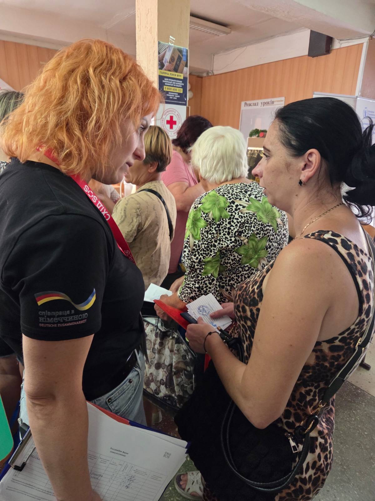 Команда БФ «Схід SOS» зустрічає евакуйованих із Донеччини в Лозовій | БФ «Схід SOS», картинка №12