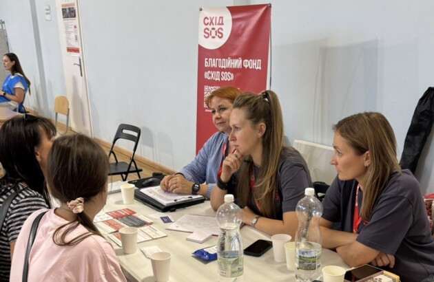Від серпня 2025 року команда БФ «Схід SOS» щоденно надає допомогу евакуйованим у транзитному центрі в селі Волоське на Дніпропетровщині