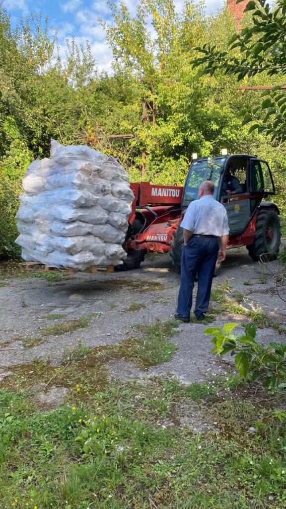 БФ «Схід SOS» передав 35 тонн паливних брикетів для опалення закладу стаціонарного догляду в селі Колиндяни (Тернопільщина) | БФ «Схід SOS», картинка №1