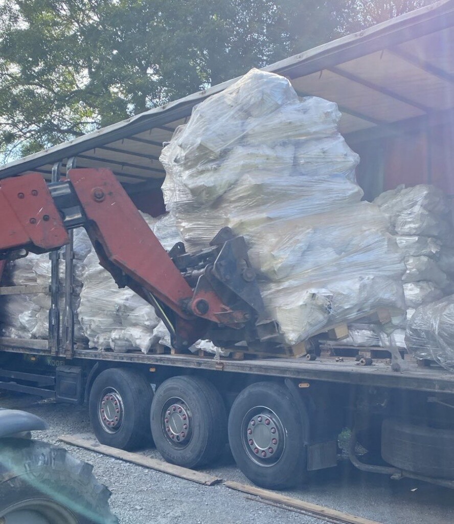 БФ «Схід SOS» передав 35 тонн паливних брикетів для опалення закладу стаціонарного догляду в селі Колиндяни (Тернопільщина) | БФ «Схід SOS», картинка №2