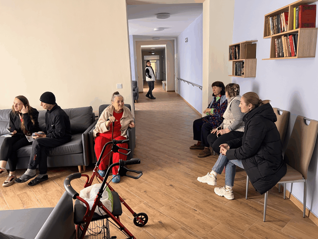 БФ «Схід SOS» передав 35 тонн паливних брикетів для опалення закладу стаціонарного догляду в селі Колиндяни (Тернопільщина) | БФ «Схід SOS», картинка №4