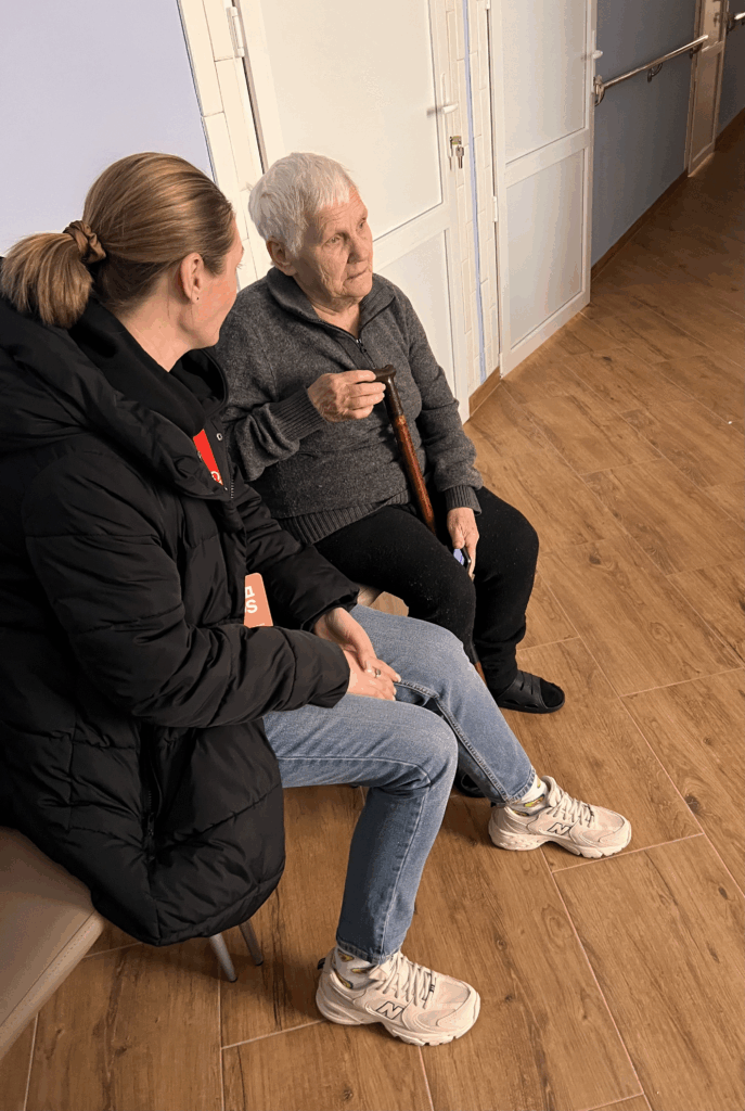 БФ «Схід SOS» передав 35 тонн паливних брикетів для опалення закладу стаціонарного догляду в селі Колиндяни (Тернопільщина) | БФ «Схід SOS», картинка №3