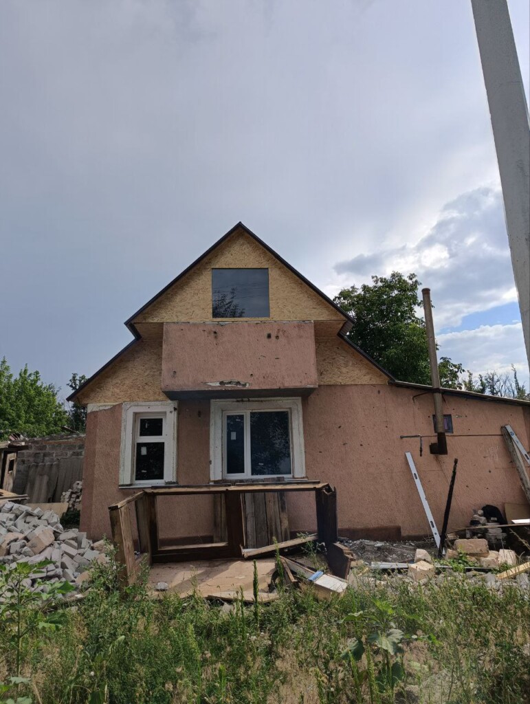 «Ми з дідом плакали, коли дізналися, що відремонтують наш дім…»: БФ «Схід SOS» відновив будинок подружжя з Ізюмщини | БФ «Схід SOS», картинка №5