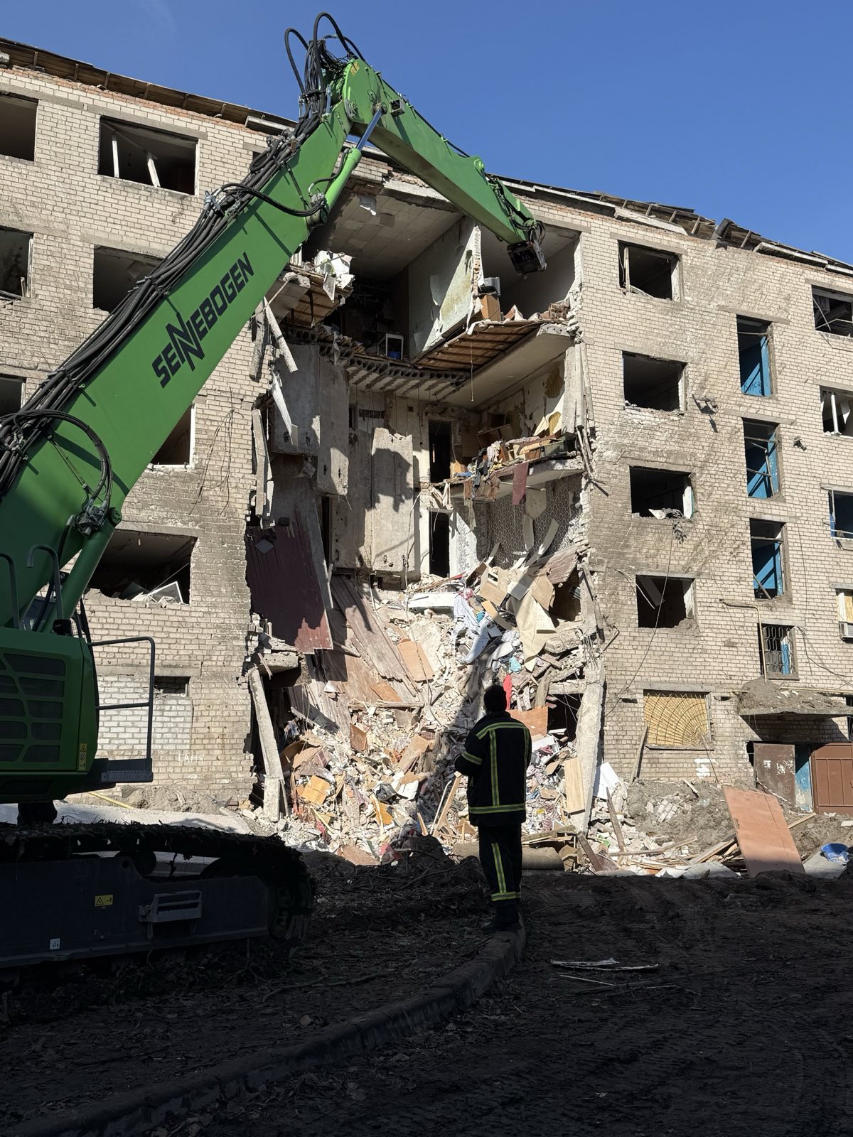 Команда БФ «Схід SOS» підтримала мешканців зруйнованого росією гуртожитку в Запоріжжі | БФ «Схід SOS», картинка №10