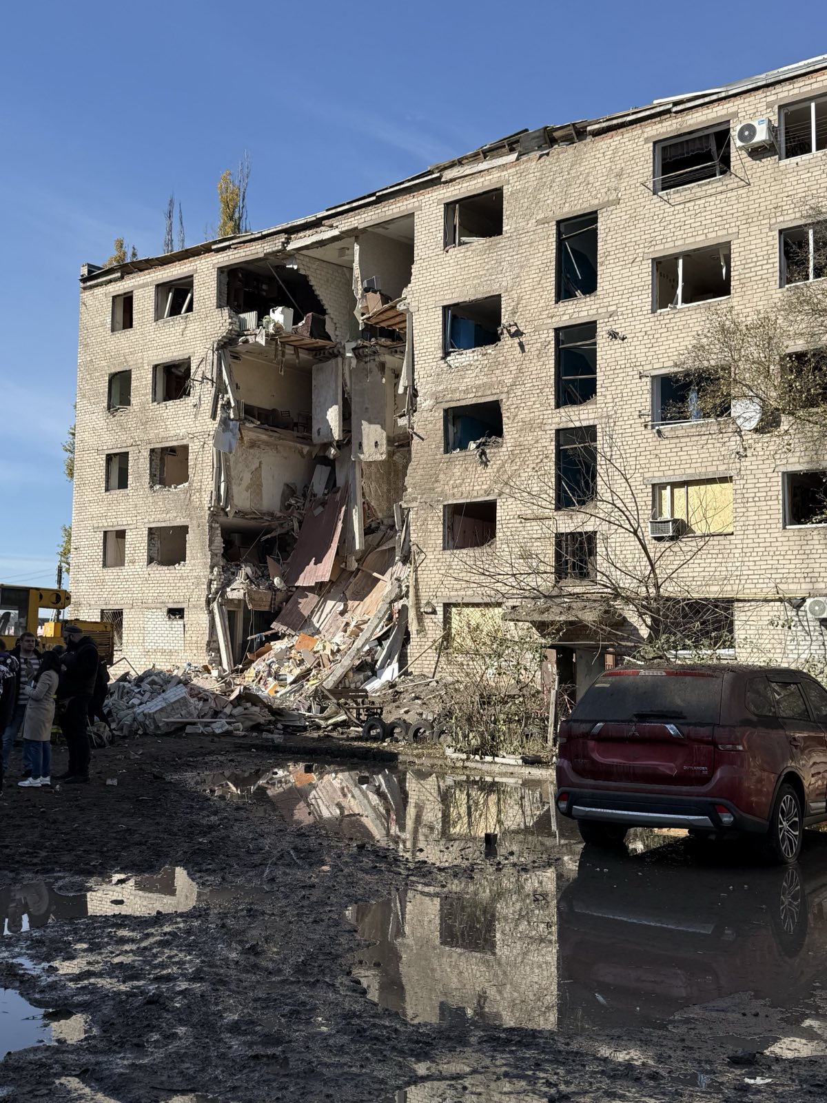 Команда БФ «Схід SOS» підтримала мешканців зруйнованого росією гуртожитку в Запоріжжі | БФ «Схід SOS», картинка №8