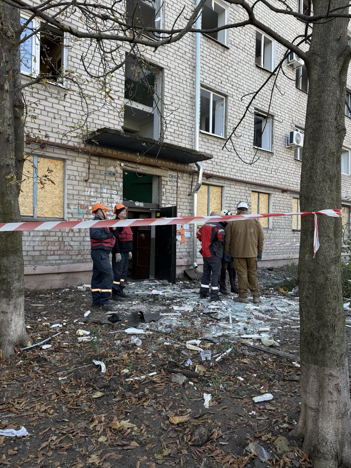 Команда БФ «Схід SOS» підтримала мешканців зруйнованого росією гуртожитку в Запоріжжі | БФ «Схід SOS», картинка №4