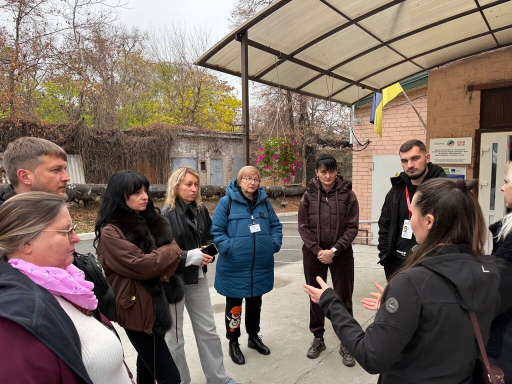 Регіональний менеджер БФ «Схід SOS» та представники Запорізької ОВА ознайомилися з процесом прийому евакуйованих на Дніпропетровщині | БФ «Схід SOS», картинка №2