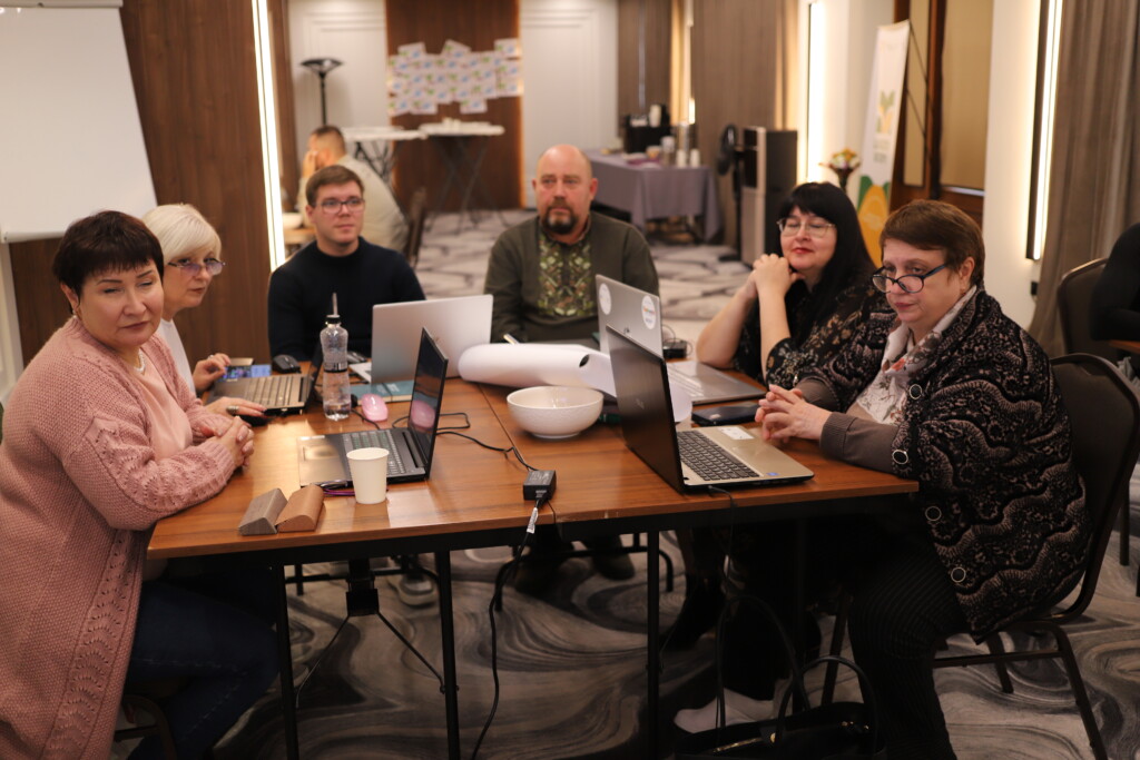 БФ «Схід SOS» обʼєднав 25 вчителів із релокованих шкіл на 5-денному тренінгу з цифрових компетентностей у Львові | БФ «Схід SOS», картинка №8