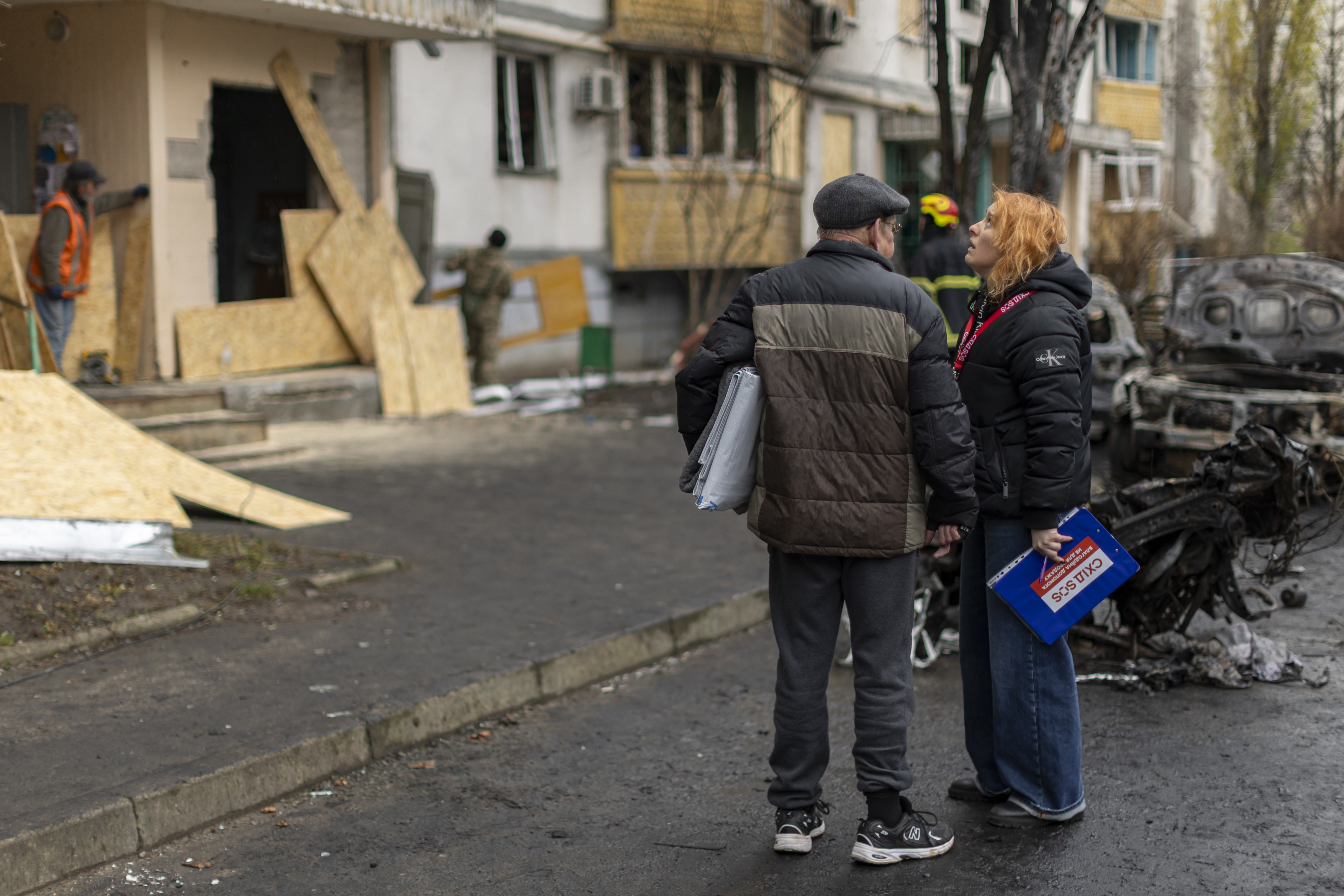 Команда Благодійного фонду «Схід SOS» підтримала мешканців будинків, постраждалих від російських обстрілів у Харкові | БФ «Схід SOS», картинка №2