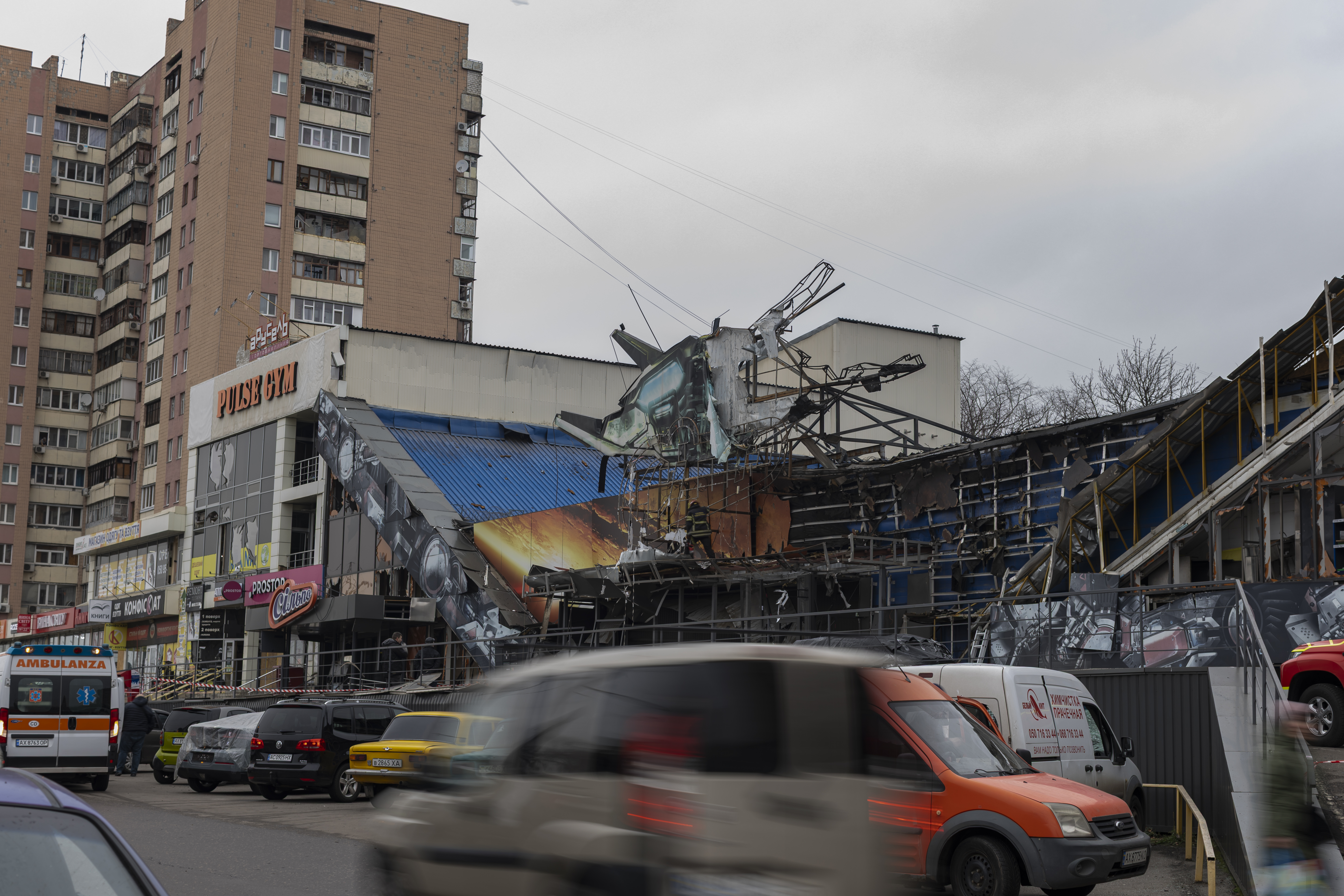 Команда Благодійного фонду «Схід SOS» підтримала мешканців будинків, постраждалих від російських обстрілів у Харкові | БФ «Схід SOS», картинка №11