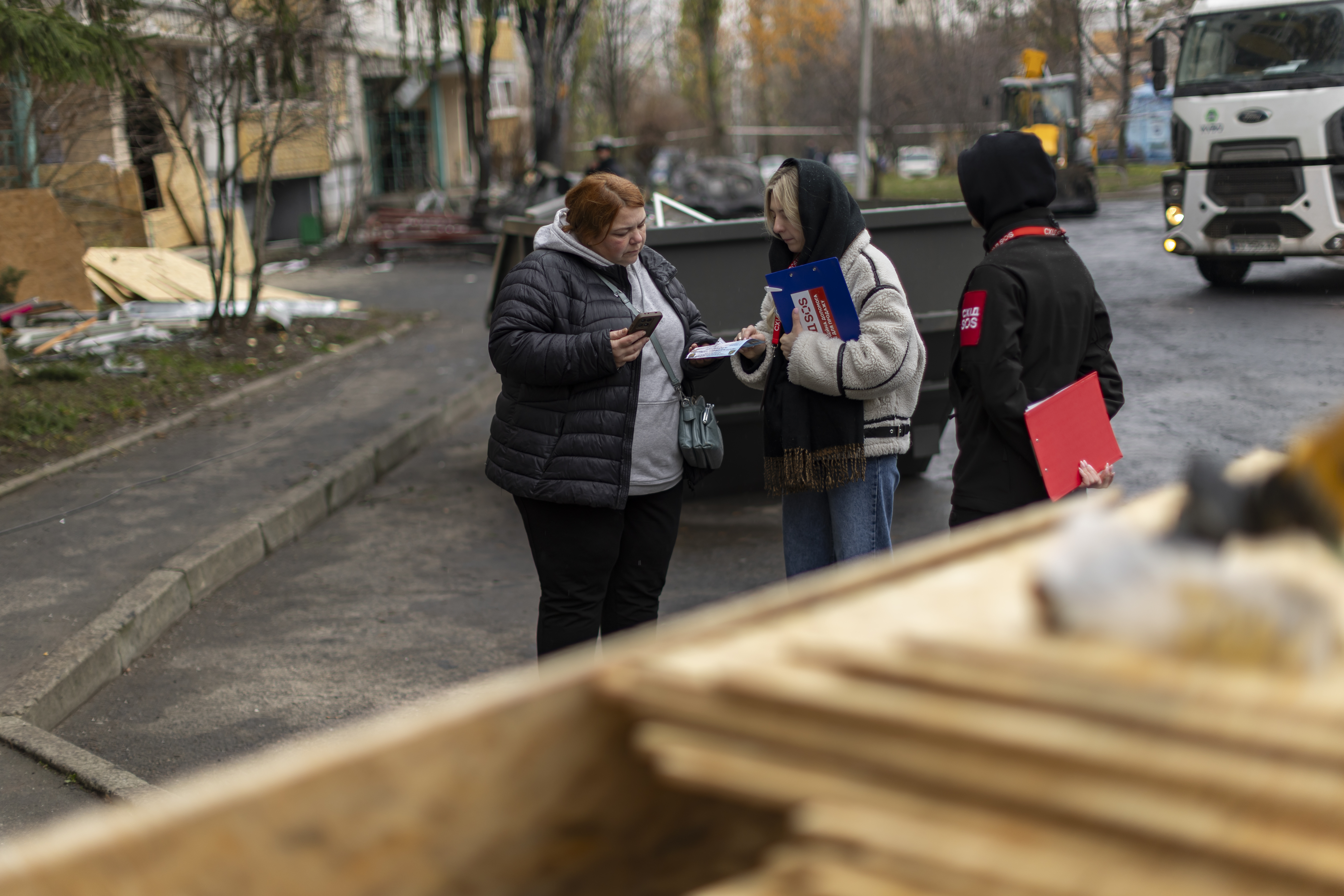 Команда Благодійного фонду «Схід SOS» підтримала мешканців будинків, постраждалих від російських обстрілів у Харкові | БФ «Схід SOS», картинка №13