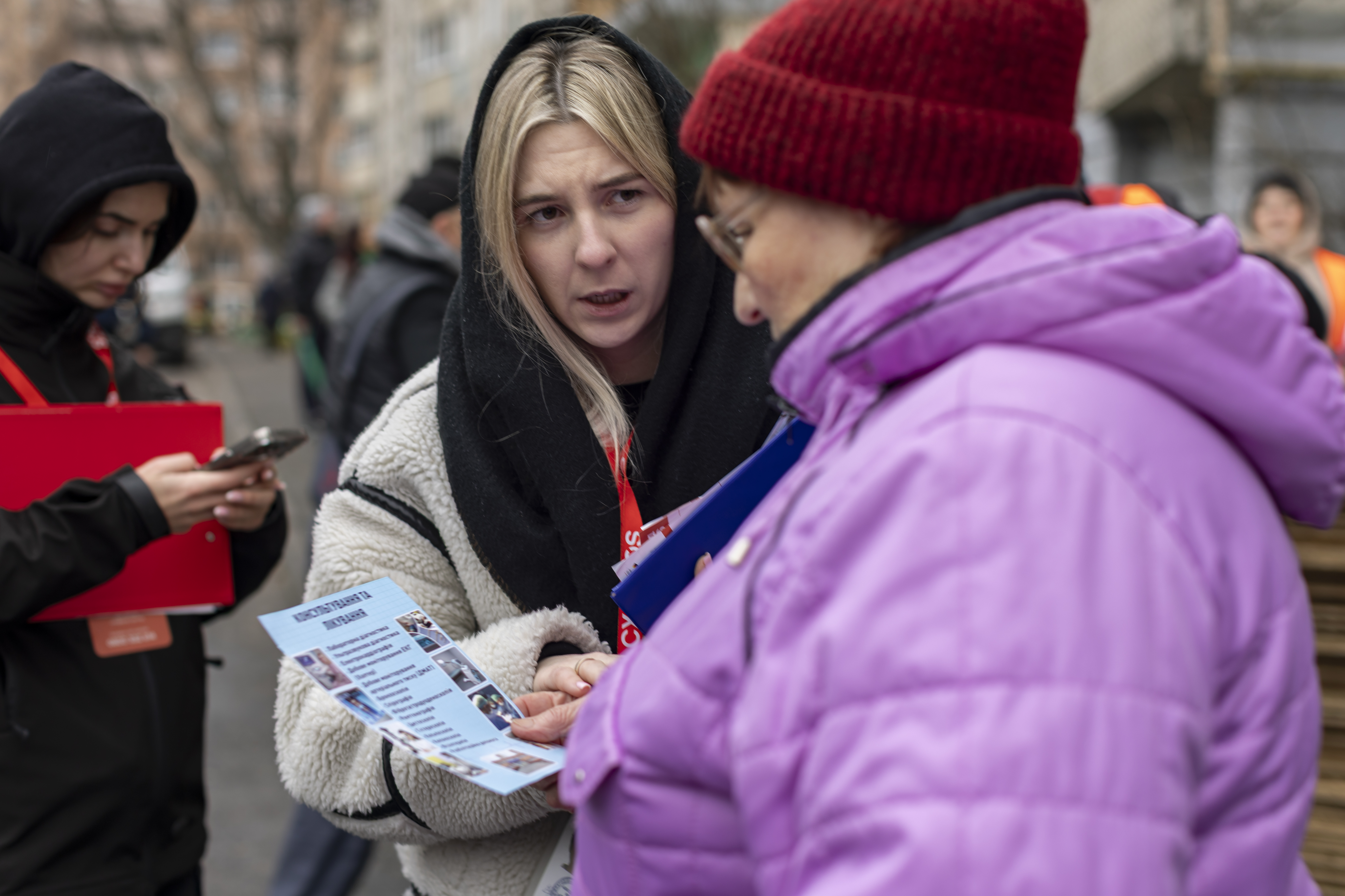 Команда Благодійного фонду «Схід SOS» підтримала мешканців будинків, постраждалих від російських обстрілів у Харкові | БФ «Схід SOS», картинка №3