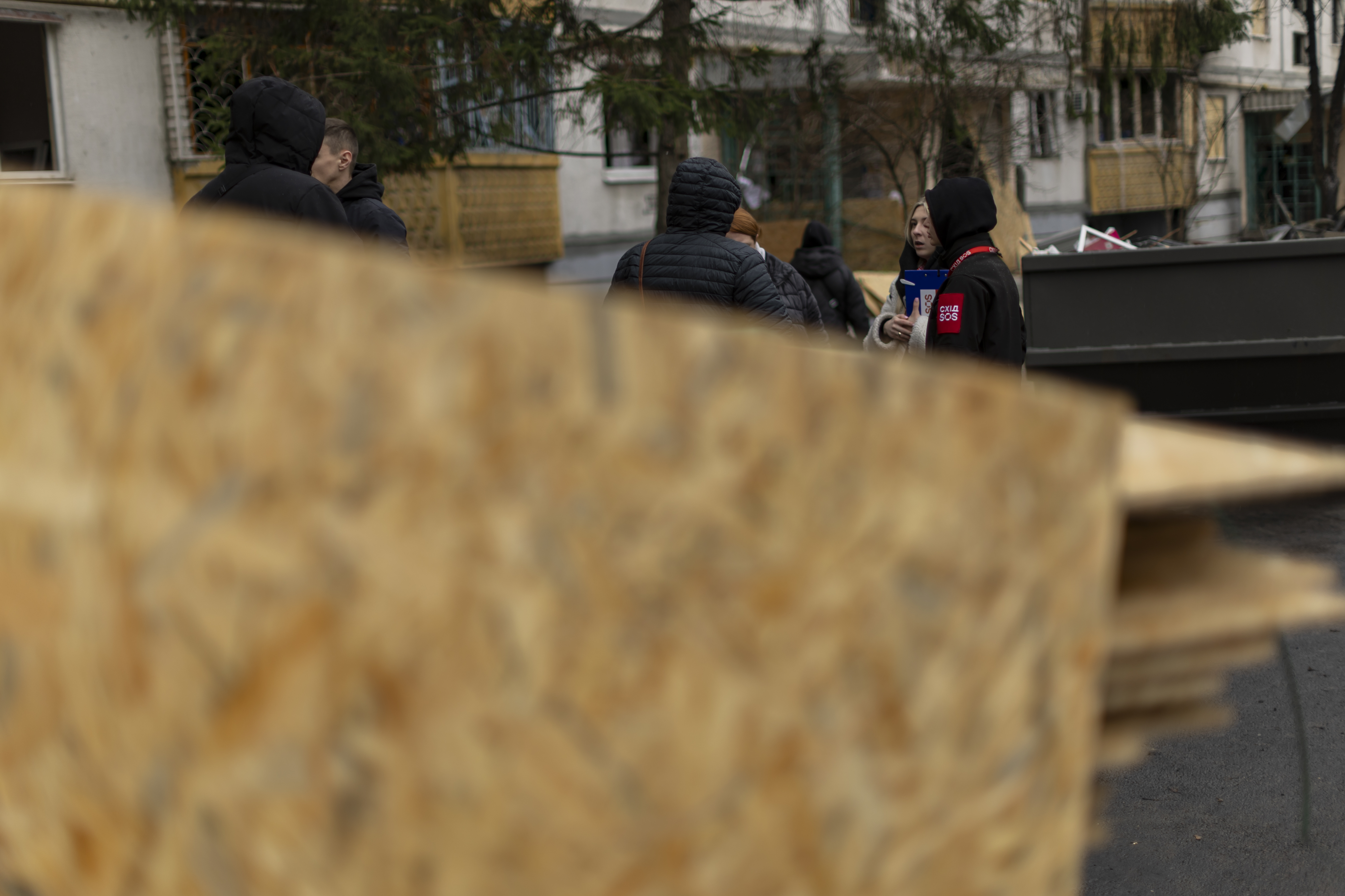 Команда Благодійного фонду «Схід SOS» підтримала мешканців будинків, постраждалих від російських обстрілів у Харкові | БФ «Схід SOS», картинка №5