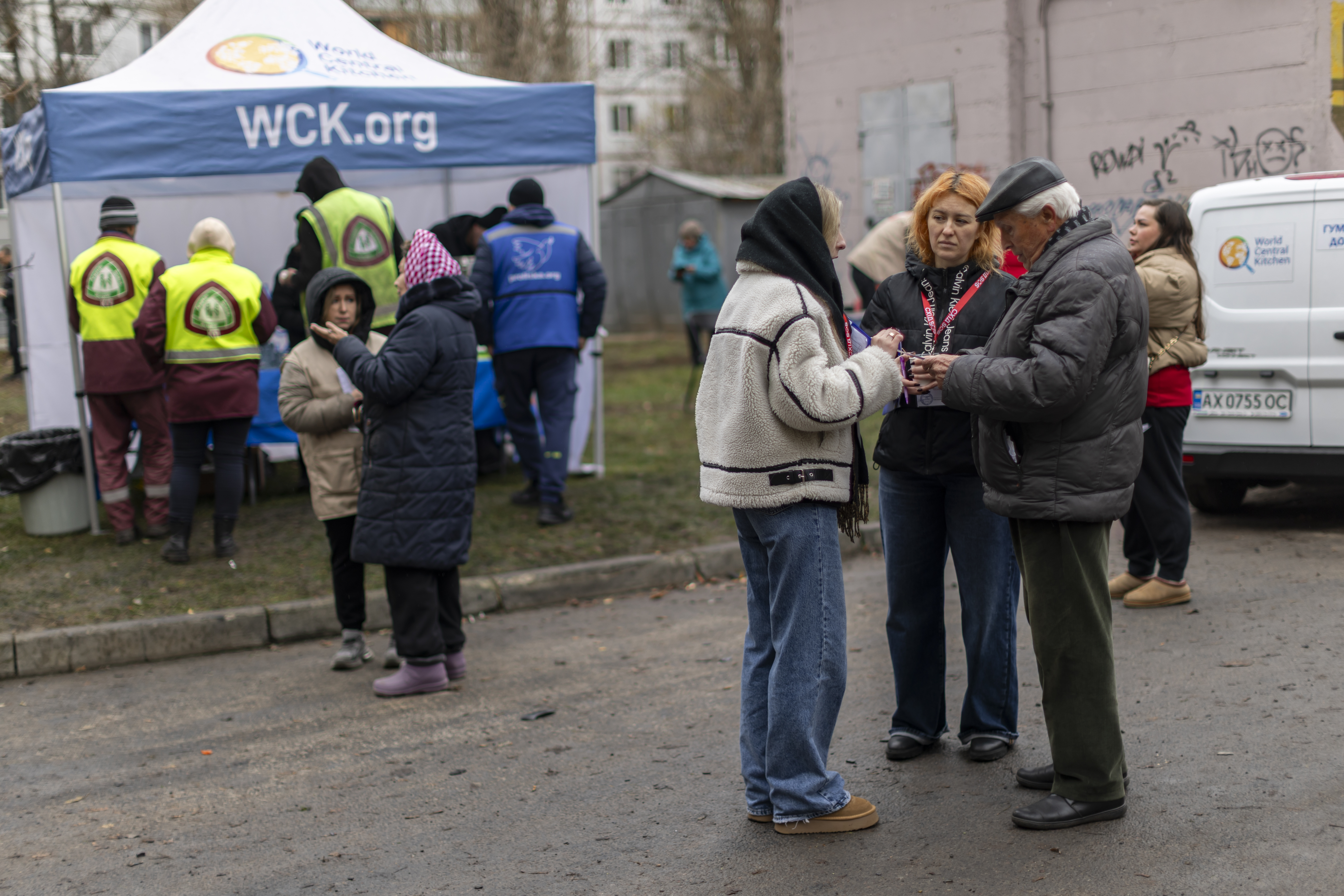 Команда Благодійного фонду «Схід SOS» підтримала мешканців будинків, постраждалих від російських обстрілів у Харкові | БФ «Схід SOS», картинка №1