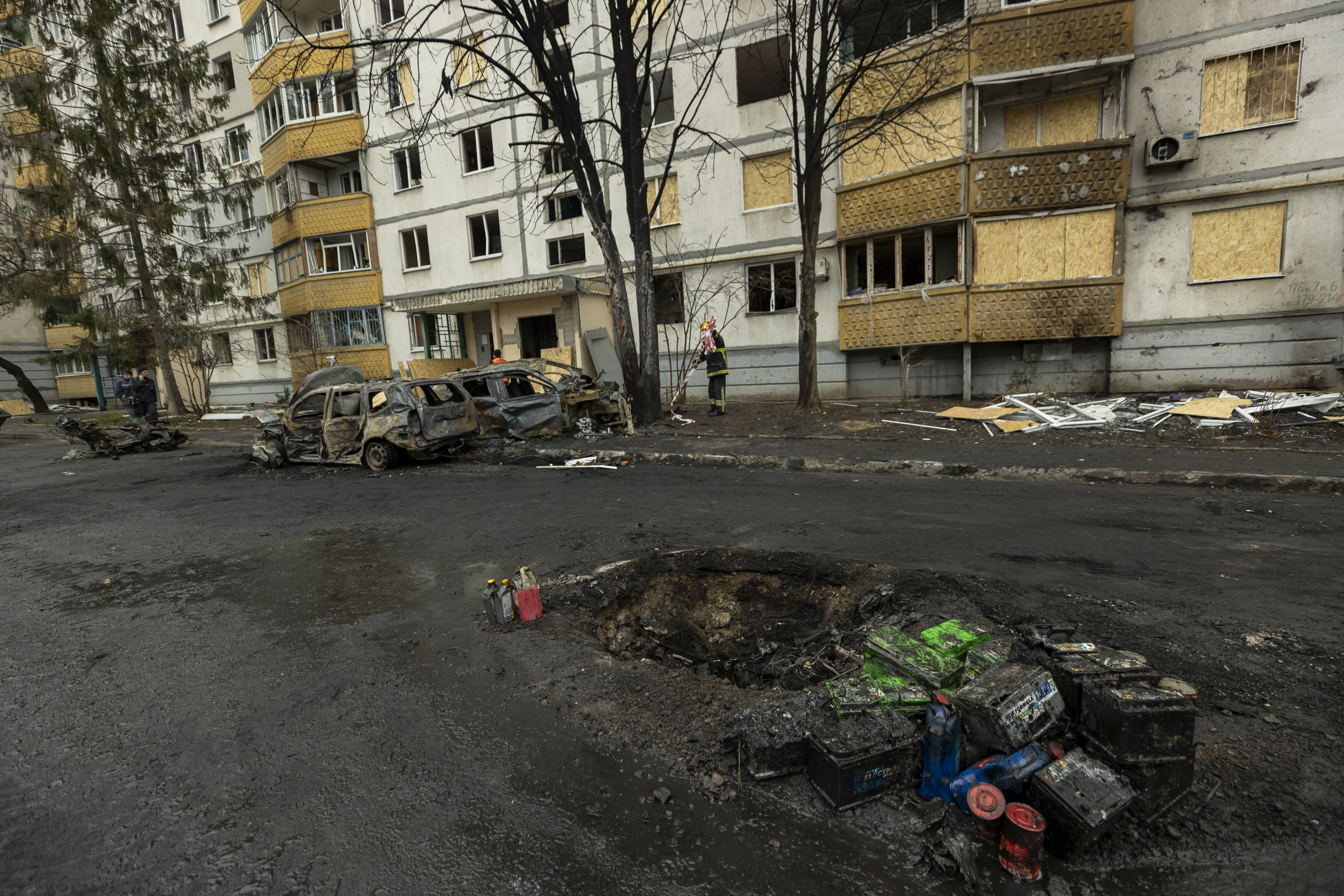 Команда Благодійного фонду «Схід SOS» підтримала мешканців будинків, постраждалих від російських обстрілів у Харкові | БФ «Схід SOS», картинка №7