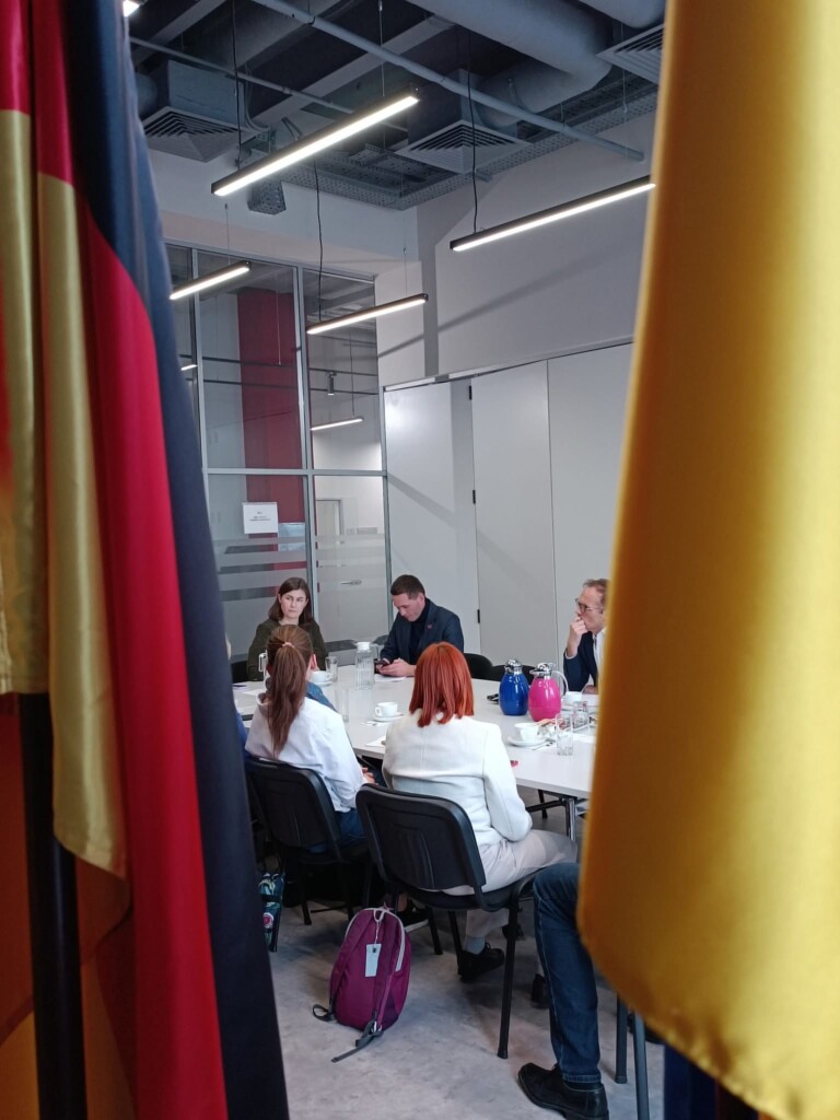 БФ «Схід SOS» долучився до дискусії про вплив дезінформації на українське суспільство | БФ «Схід SOS», картинка №3