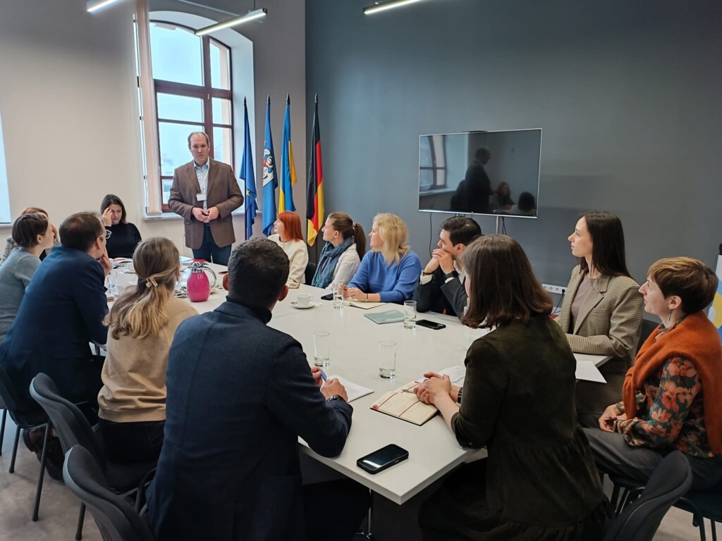 БФ «Схід SOS» долучився до дискусії про вплив дезінформації на українське суспільство | БФ «Схід SOS», картинка №1