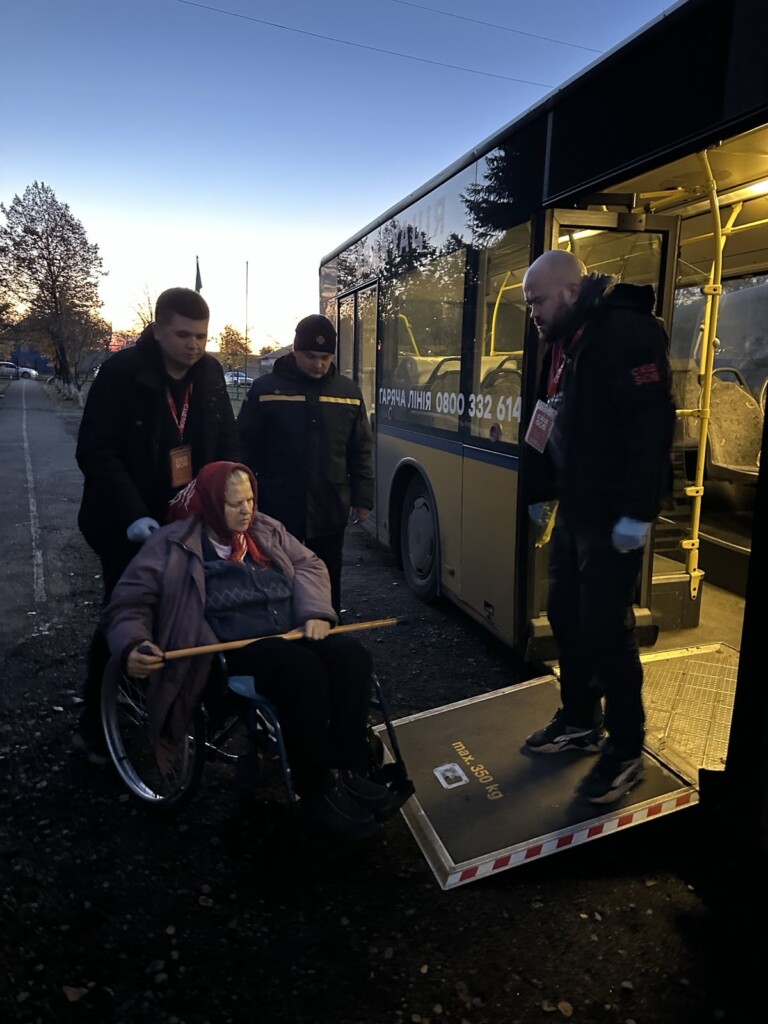 Волонтерський центр «Марлог» передав допоміжні засоби реабілітації для маломобільних осіб, яких евакуює БФ «Схід SOS» | БФ «Схід SOS», картинка №4