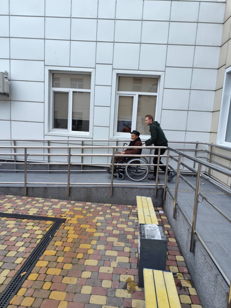 Волонтерський центр «Марлог» передав допоміжні засоби реабілітації для маломобільних осіб, яких евакуює БФ «Схід SOS» | БФ «Схід SOS», картинка №2