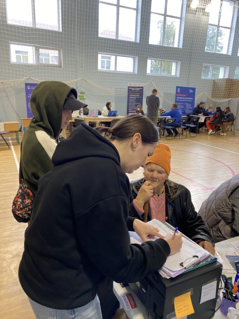 Історія 76-річної Ганни з Олександрівки: «У такому віці мені навіть великої хати не треба – лише своя маленька тихa кімнатка, де не доведеться ховатися від війни» | БФ «Схід SOS», картинка №3